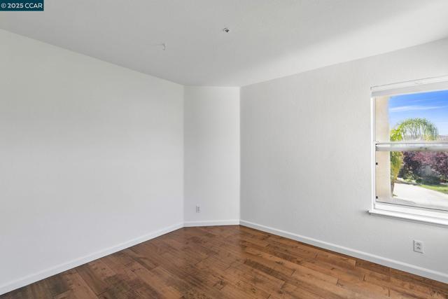 30300 Meridien Cir, Union City CA: https://media.crmls.org/mediaz/911b6226-9c99-4075-b47a-f0764f91a25e.jpg
