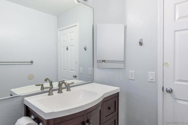 4515 Sculpture Court, Oceanside CA: https://media.crmls.org/mediaz/911b7597-f33a-4d73-91b7-aefd9444912f.jpg