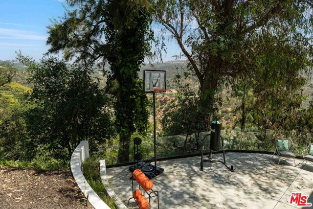 1648 Summitridge, Beverly Hills CA: https://media.crmls.org/mediaz/911b8e3f-2034-493f-86ac-c1a1ecbd238d.jpg