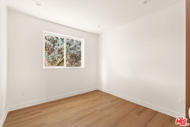 5910 1/2 Mammoth Avenue, Sherman Oaks CA: https://media.crmls.org/mediaz/911b8fd3-2491-4fb2-82ea-d9a6b22def77.jpg