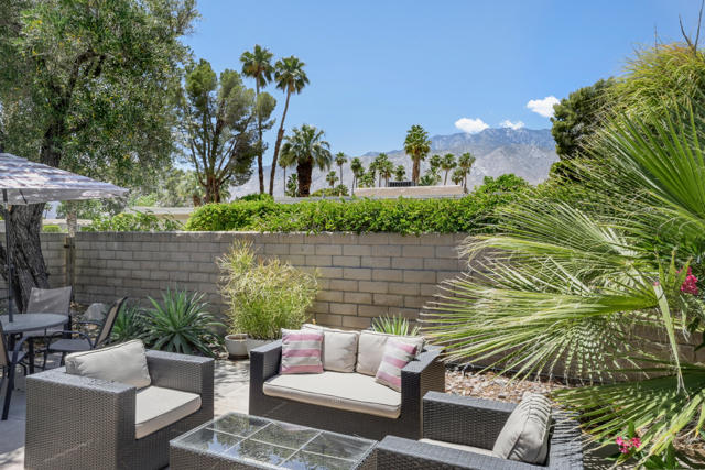 2006 E Sandalwood Drive, Palm Springs CA: https://media.crmls.org/mediaz/911be3cc-e16f-4c47-8c6d-3c6124bf94b0.jpg