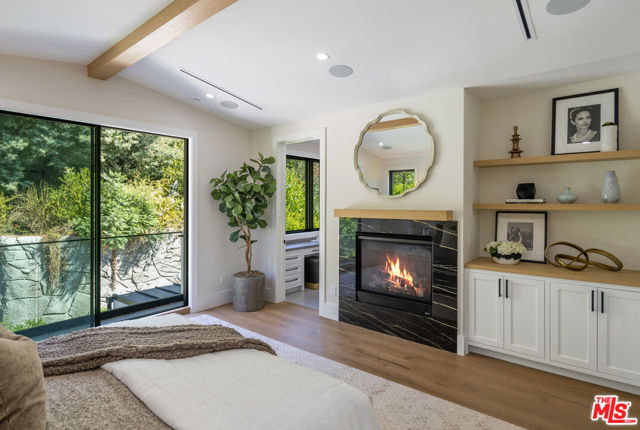 1534 N Beverly Drive, Beverly Hills CA: https://media.crmls.org/mediaz/911c0b97-5994-45a2-8a7e-0dbccf48db2b.jpg