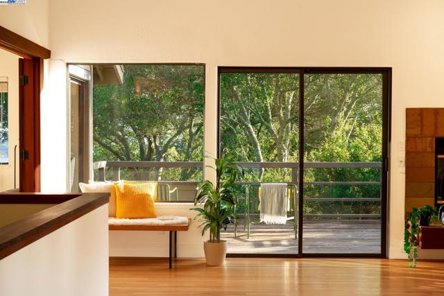 351 El Toyonal, Orinda CA: https://media.crmls.org/mediaz/911cf6cd-398e-418e-9434-0dbda1bf04d6.jpg