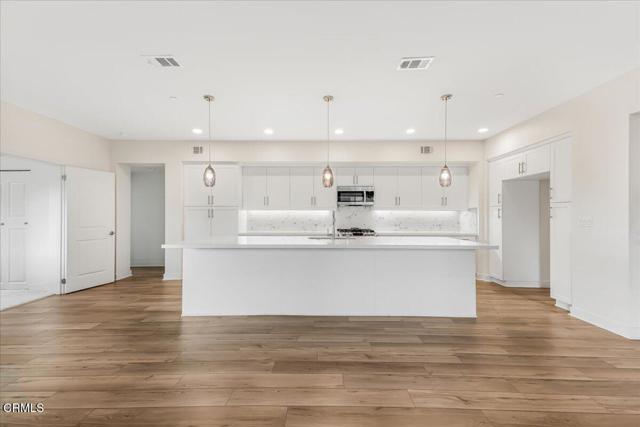 Detail Gallery Image 5 of 45 For 2830 Wagon Wheel Rd #304,  Oxnard,  CA 93036 - 4 Beds | 2/1 Baths