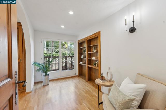 40 Las Palomas, Orinda CA: https://media.crmls.org/mediaz/911d8ab9-20a6-4f52-ae1f-68f6c9b5c554.jpg