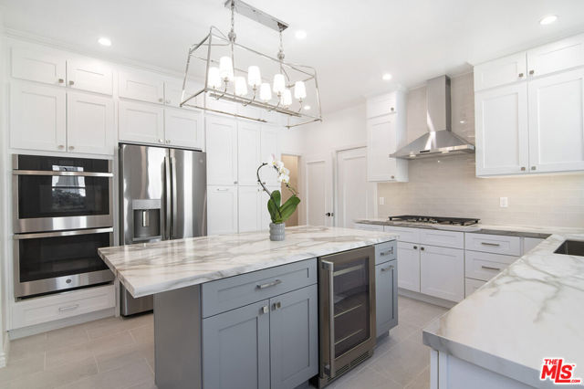 336 N Orange Drive, Los Angeles CA: https://media.crmls.org/mediaz/911df3bf-bd2d-4b35-ad7f-9346f4575b25.jpg
