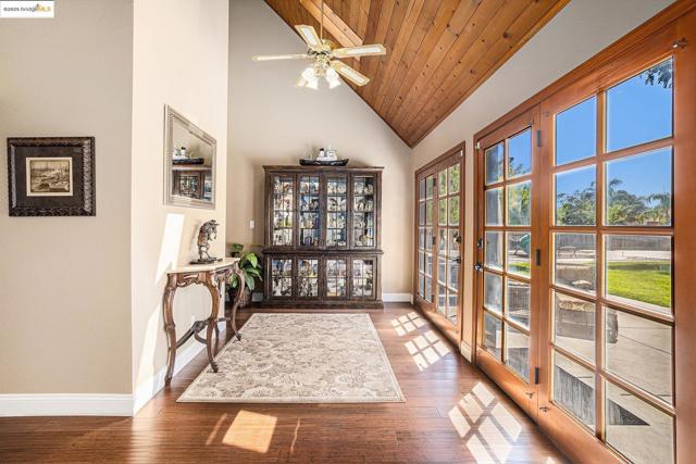 15 Madeira Ct, Oakley CA: https://media.crmls.org/mediaz/911e0947-df5f-4aef-ab86-4ee15aa57825.jpg