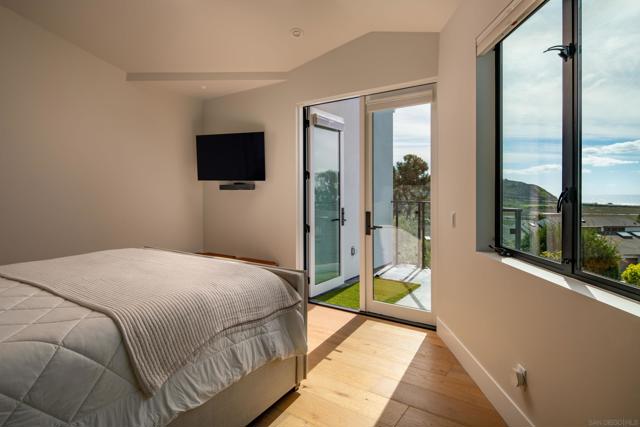 12994 Via Esperia, Del Mar CA: https://media.crmls.org/mediaz/911e2f7a-f6ed-4803-813a-5211bb6dba60.jpg