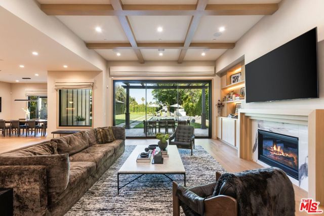5084 Valjean Avenue, Encino CA: https://media.crmls.org/mediaz/911fac5c-360e-4abd-9d2a-22f43b8413d6.jpg