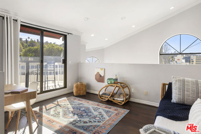 4211 Arch Drive, Studio City CA: https://media.crmls.org/mediaz/91206787-ac53-4555-86c8-f792b032f2f5.jpg