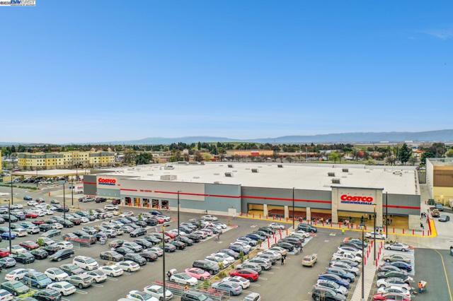 5743 Oceanspray Rd, Newark CA: https://media.crmls.org/mediaz/9120fb9b-3b5e-4ca7-b230-58fc4c4b3537.jpg