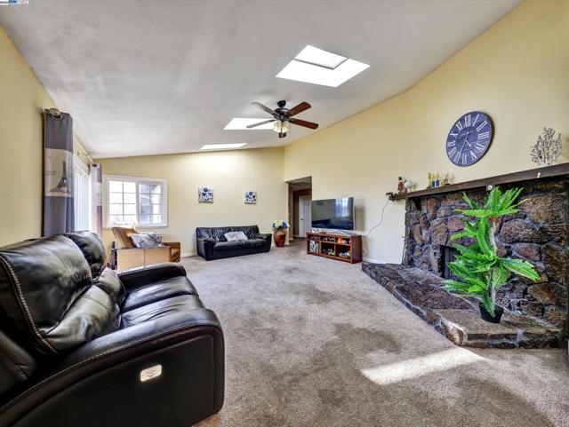 Image 8 of 60 For 2755 Sheffield Pl