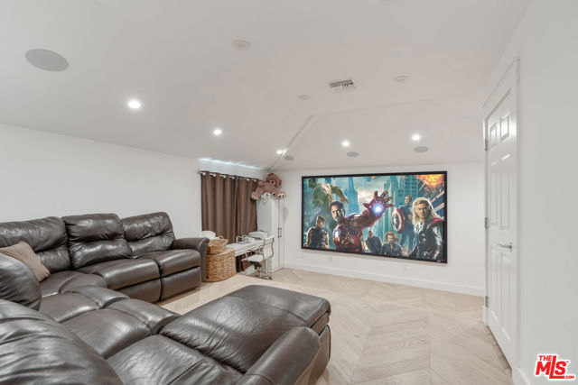 1152 S Windsor Boulevard, Los Angeles CA: https://media.crmls.org/mediaz/912352b2-d107-4158-809b-2e8b5909ca1d.jpg