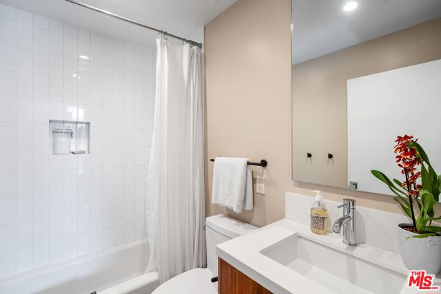 1102 Amoroso Place, Venice CA: https://media.crmls.org/mediaz/91235b8a-3a7d-4072-a71d-e1150cc99098.jpg