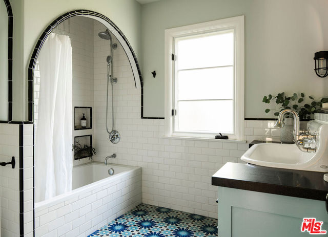 2248 Kenilworth Avenue, Los Angeles CA: https://media.crmls.org/mediaz/912376bb-97d2-4d94-be4d-359832271ece.jpg