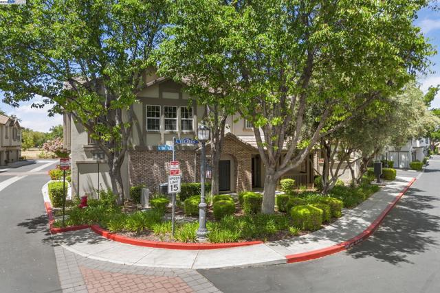 161 W Luna Loca Ln, Mountain House CA: https://media.crmls.org/mediaz/9124a8f3-8c98-4c39-a9a6-350d43dfd64f.jpg