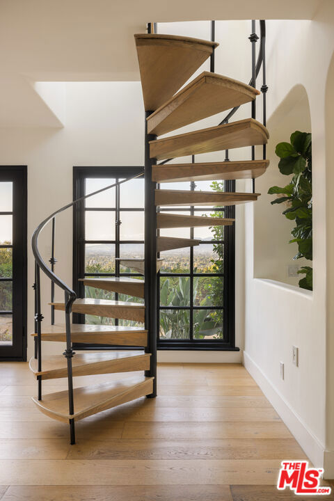 3646 Sunswept Drive, Studio City CA: https://media.crmls.org/mediaz/912596e5-9102-4b2e-bd33-15d680d42384.jpg