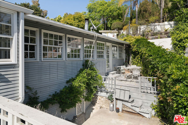 2020 Coldwater Canyon Drive, Beverly Hills CA: https://media.crmls.org/mediaz/9125fb77-c837-4728-9f34-fd6824f4bb0e.jpg
