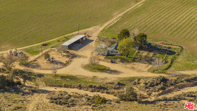 29433 Highway 33 Highway, Maricopa CA: https://media.crmls.org/mediaz/91263c48-6a75-443f-855a-986d9f84cc6a.jpg