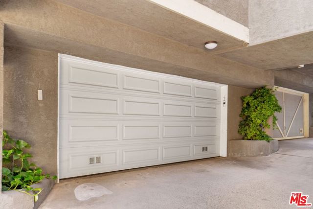 2231 Montrose Avenue, Montrose CA: https://media.crmls.org/mediaz/9126e8c8-ea04-41d6-92ed-6466a56199b7.jpg