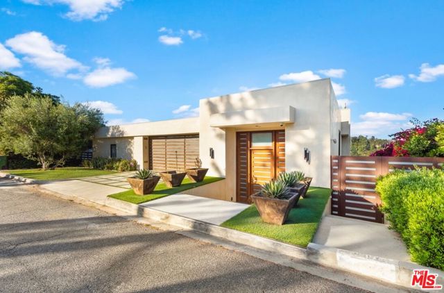 1018 Stradella Road, Los Angeles CA: https://media.crmls.org/mediaz/91274a4d-7e9b-4313-bcd1-1b9a71a2880d.jpg