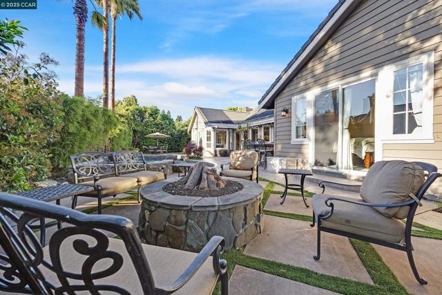 10 Woodside Dr, Danville CA: https://media.crmls.org/mediaz/9127bb19-d8f8-4408-a27c-ca23e09afe26.jpg