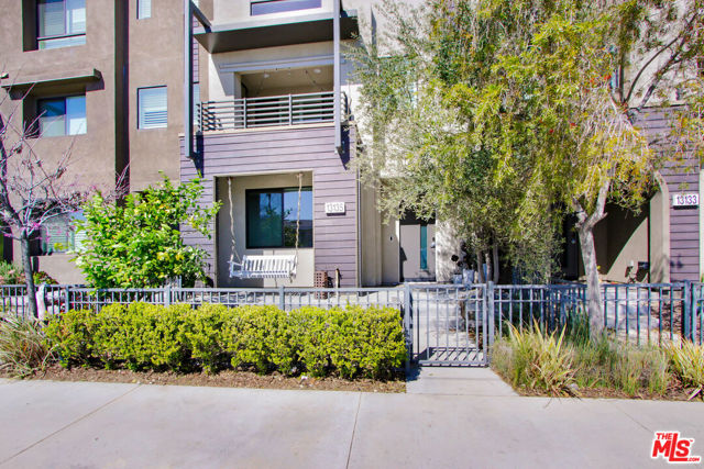 13135 Victory Boulevard photo 19