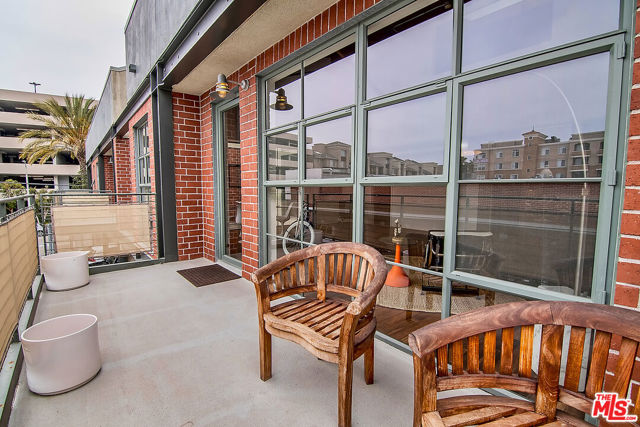 1046 Princeton Drive, Venice CA: https://media.crmls.org/mediaz/912a9736-916d-4b45-a5b7-795f104aca3c.jpg