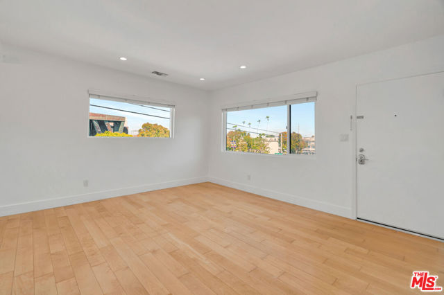 119 Paloma Avenue, Venice CA: https://media.crmls.org/mediaz/912a9fad-6215-4e78-840f-42da5c2a3fda.jpg