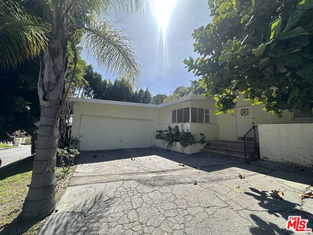1555 San Ysidro Drive, Beverly Hills CA: https://media.crmls.org/mediaz/912af21e-9763-4144-9487-c9aeb8093e27.jpg