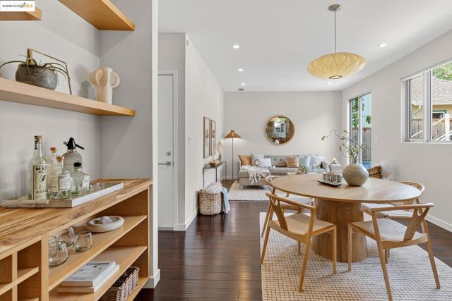678 Walavista Ave, Oakland CA: https://media.crmls.org/mediaz/912b5f35-855b-4323-9417-c9ce37090d5d.jpg