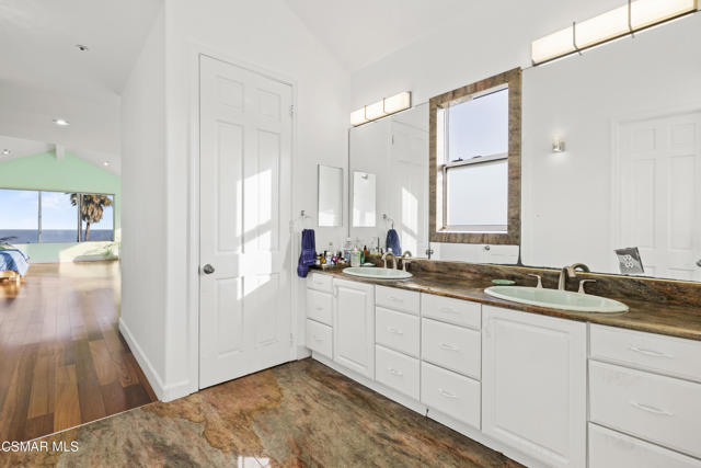 31505 Pacific Coast Highway, Malibu CA: https://media.crmls.org/mediaz/912c6076-ee54-4fe6-9154-ff531dd2ebb0.jpg