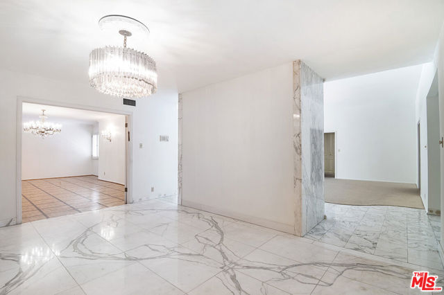 180 N Highland Avenue, Los Angeles CA: https://media.crmls.org/mediaz/912d57e4-c3a8-437a-add5-1cc3711e11ac.jpg