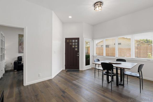 716 Glenview Ln, La Jolla CA: https://media.crmls.org/mediaz/912d6e05-a06b-45f1-9aac-0a73b764cba8.jpg