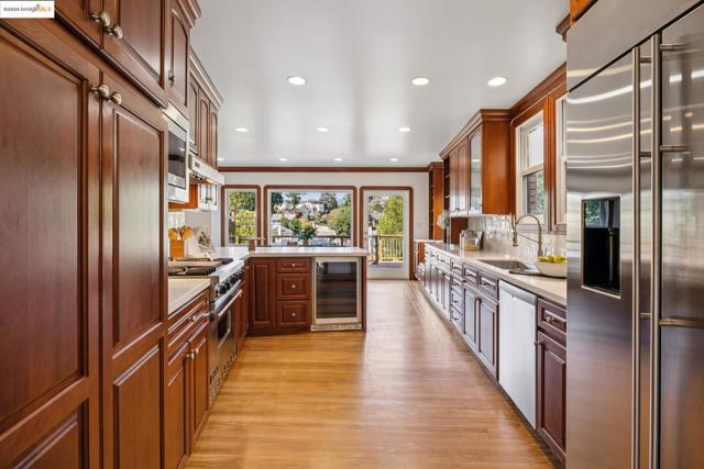 700 Longridge Rd, Oakland CA: https://media.crmls.org/mediaz/912d900b-d598-4348-b19e-fb8a9f6c71f7.jpg