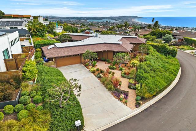 1553 Copa de Oro, La Jolla CA: https://media.crmls.org/mediaz/912ef0f8-43b0-4fd0-bea8-0c621e7f301a.jpg