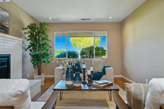 420 Camden Rd, Alameda CA: https://media.crmls.org/mediaz/912f9204-1d3c-4be4-8e2e-1dbbd2b0d6d6.jpg