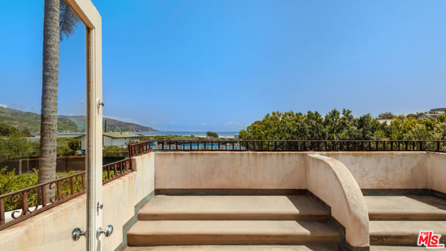 23349 Malibu Colony Road, Malibu CA: https://media.crmls.org/mediaz/912facde-cf41-4ecd-8cc5-006265a64702.jpg