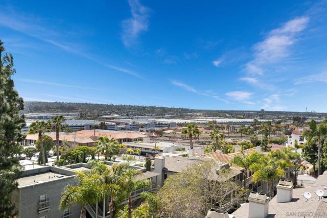 2195 Hayden Way, San Diego CA: https://media.crmls.org/mediaz/912fd750-2601-49b8-97dc-80b8639f33d4.jpg