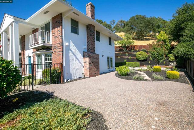2646 Roundhill Dr, Alamo CA: https://media.crmls.org/mediaz/912ff66f-2cf6-448b-bf53-9087ea7049dc.jpg
