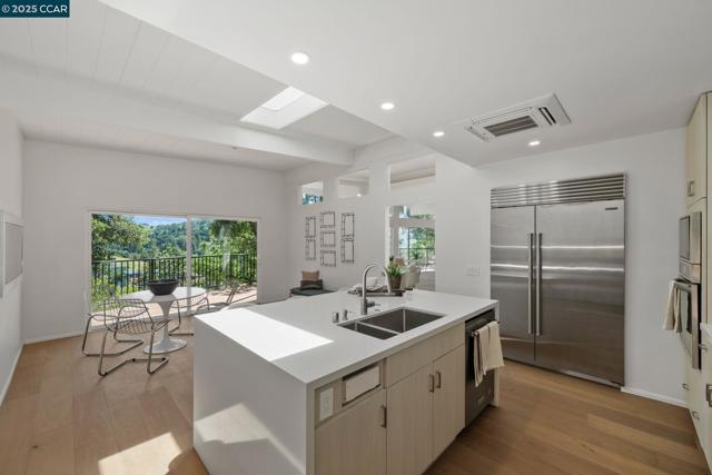 233 Melody Ln, Orinda CA: https://media.crmls.org/mediaz/91302e98-3607-49a5-9ab8-04cd4d899bd1.jpg