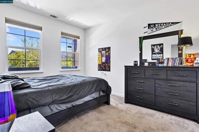 1186 Waverly Cir, Hercules CA: https://media.crmls.org/mediaz/9130f830-f3ac-4c3b-b75d-deeb69d23cb2.jpg