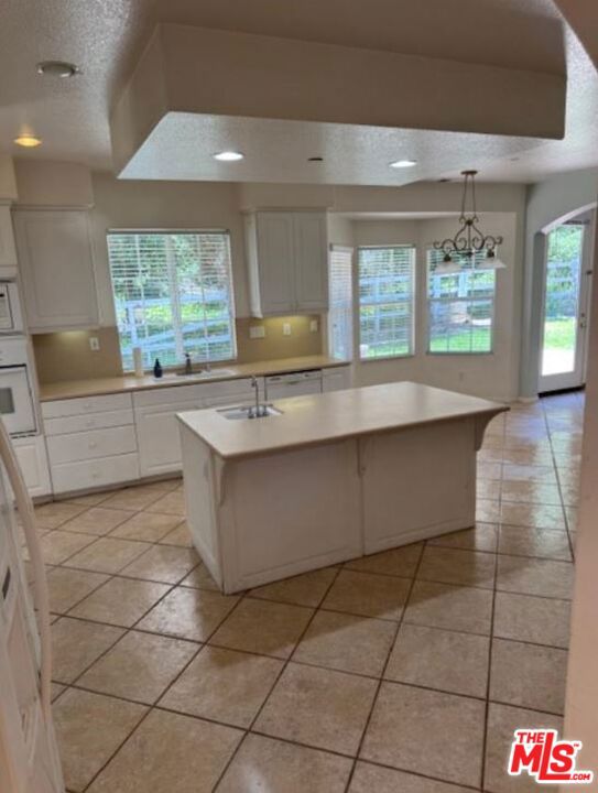 1808 Fallbrook Oaks Court, Fallbrook CA: https://media.crmls.org/mediaz/9131f999-b29b-42d0-846d-22bbeaf25d6f.jpg