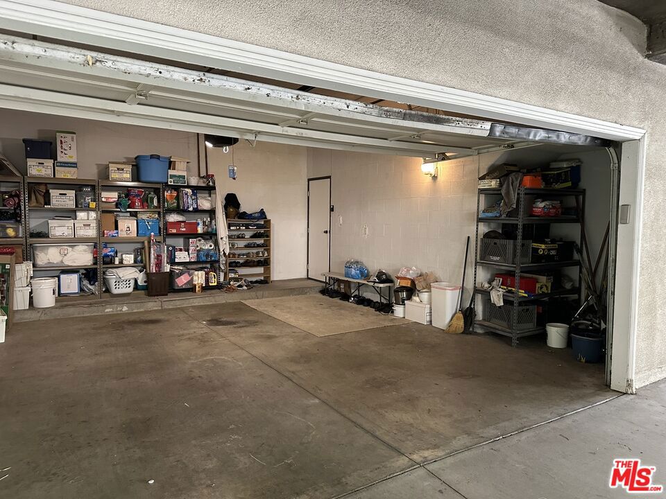 https://media.crmls.org/mediaz/9131fca0-d61e-4e5c-9d5b-861c1b722f0a.jpg?preset=X-Large