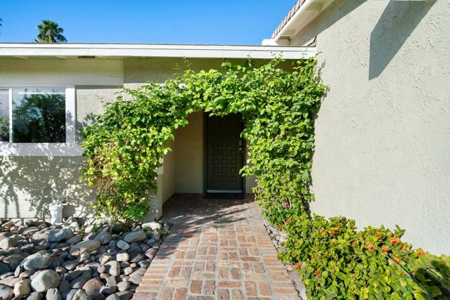 74277 Myrsine Avenue, Palm Desert CA: https://media.crmls.org/mediaz/91328a78-9367-4d76-8e67-45bb63236351.jpg