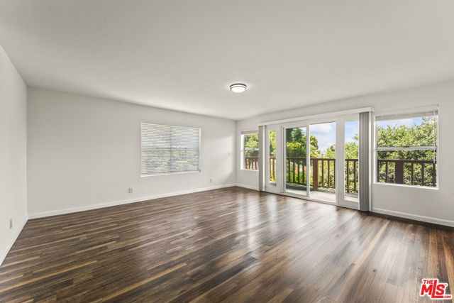 11621 Sunshine Terrace, Studio City CA: https://media.crmls.org/mediaz/913423c3-fb5e-45a6-850d-f3b25cb29f1b.jpg