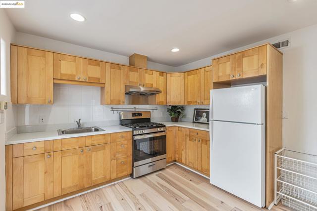 2033 Clement St, San Francisco CA: https://media.crmls.org/mediaz/91345c30-1c42-4be2-a1b4-256e612055e1.jpg