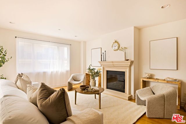 325 Arnaz Drive, Los Angeles CA: https://media.crmls.org/mediaz/9135ab18-5054-4a7e-9946-49a4d9228a83.jpg