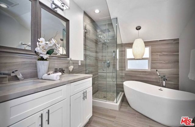 1319 12th Avenue, Los Angeles CA: https://media.crmls.org/mediaz/9135fcab-164a-4591-8b96-2a13cf686028.jpg