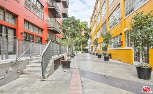 315 E 8th Street, Los Angeles CA: https://media.crmls.org/mediaz/9136a5b5-372d-4363-a0f7-80f530493149.jpg